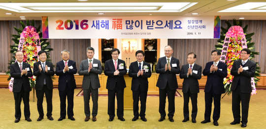 한국철강협회는 11일 서울 대치동 포스코센터에서 철강관련 인사 250여명이 참석한 가운데 철강업계 신년인사회를 개최했다. 왼쪽부터 손봉락 TCC동양 회장, 홍영철 고려제강 회장, 송재빈 철강협회 상근 부회장, 장세욱 동국제강 부회장, 권오준 철강협회 회장, 윤상직 산업통상자원부 장관, 우유철 현대제철 부회장, 이순형 세아제강 회장, 김창수 동부제철 사장, 박영동 한국철강자원협회장.  한국철강협회 제공